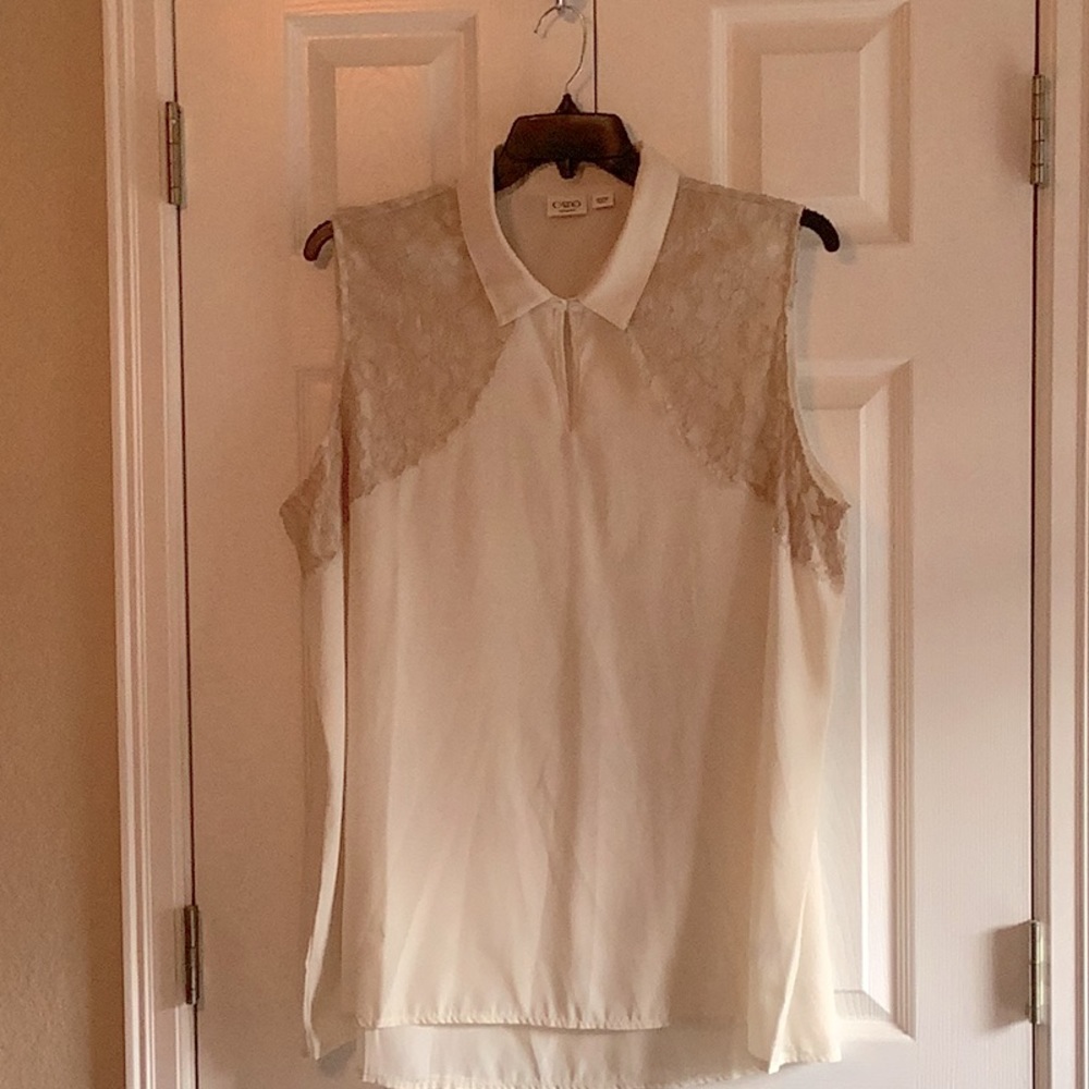 Sleeveless blouse with lace detail